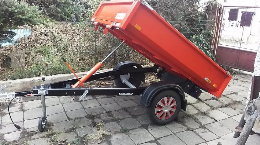 Přívěsný vozík s hydraulickým vyklápěním